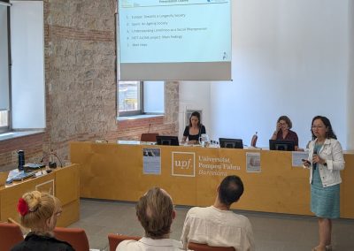 La directora de la Càtedra presenta els resultats del projecte NOT ALONE en una jornada científica a la Universitat Pompeu Fabra (UPF)